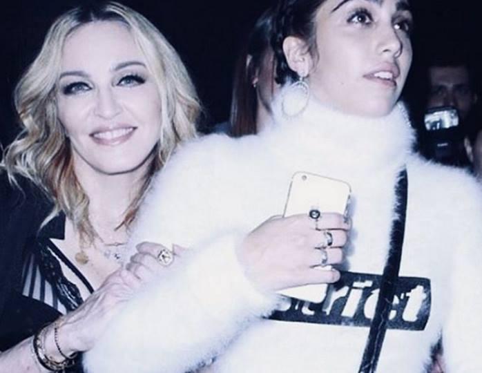 21-летняя дочка Мадонны в джинсе дебютировала на подиуме
