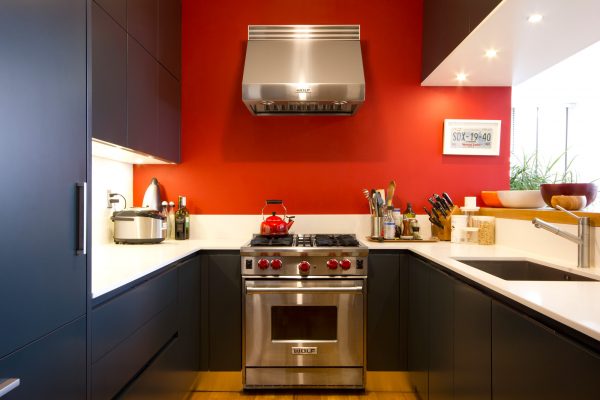 Фото красной стены на кухне