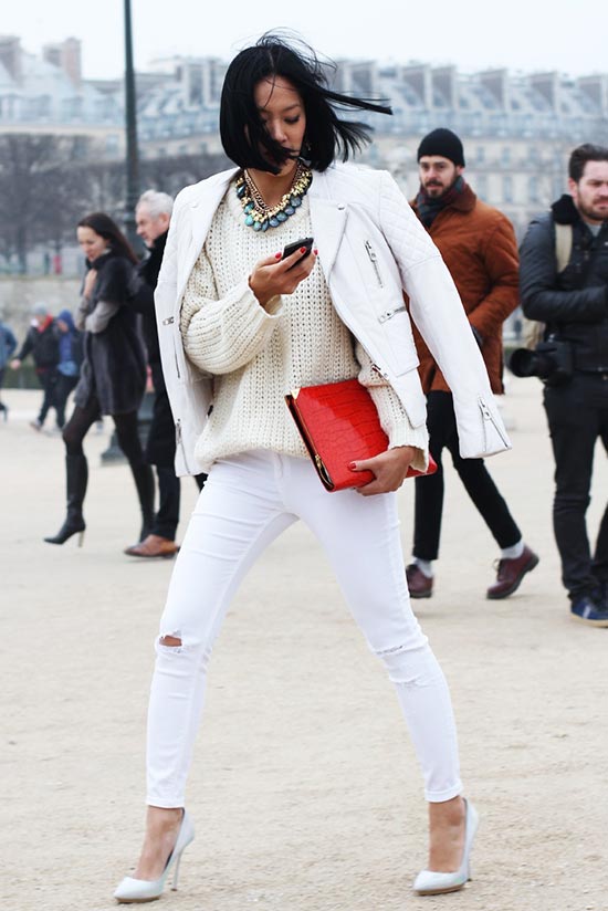 белый образ с джинсами, свитерами, курткой и красным клатчем