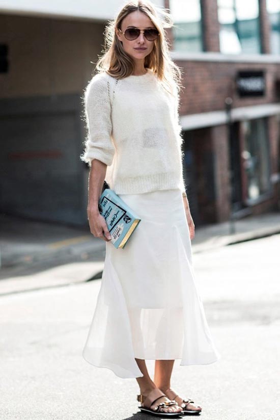 вязаный свитер и легкая юбка в белом цвете