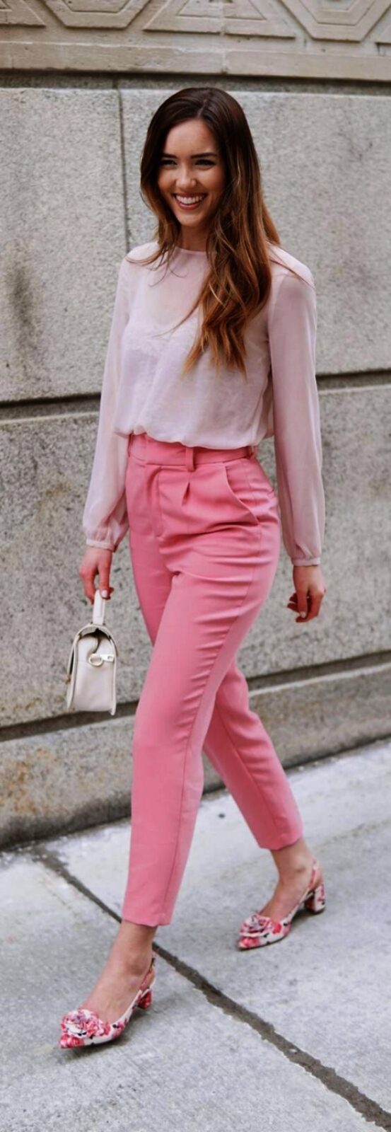 с розовыми брюками и джемпером