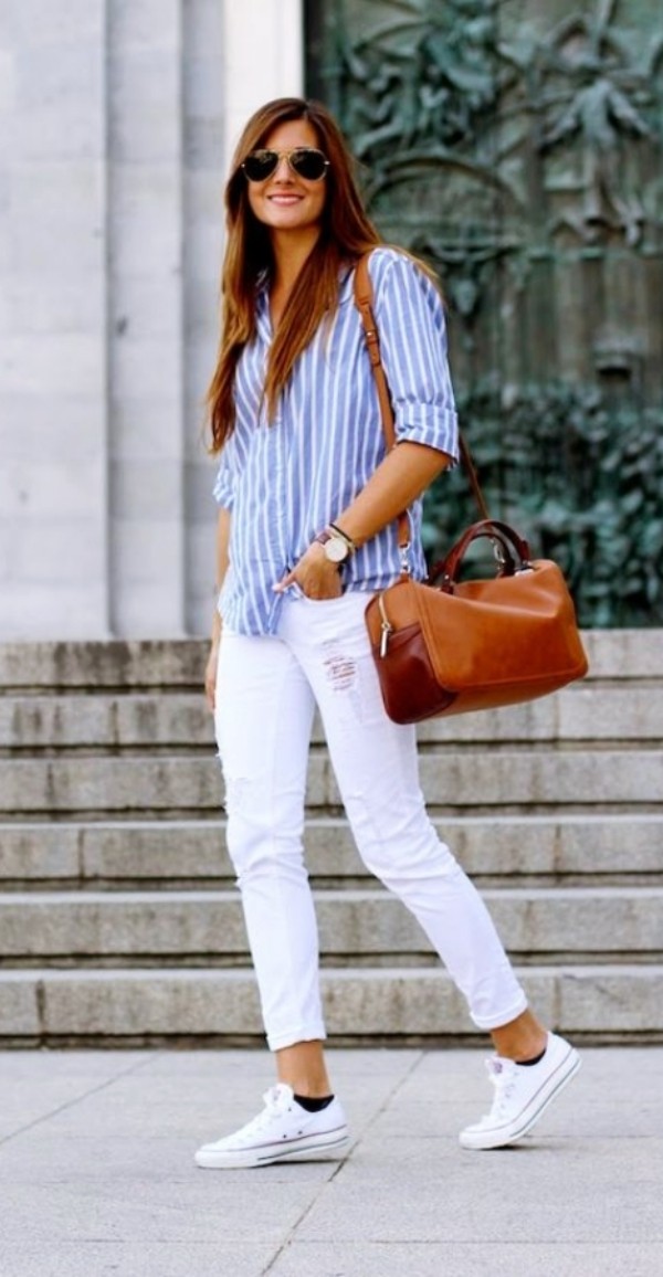 с голубой рубашкой в полоску и белыми джинсами