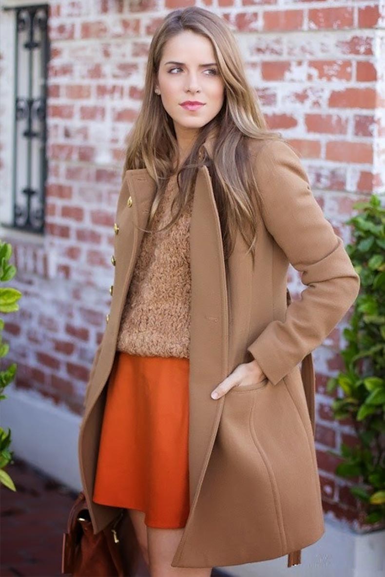 верблюжье пальто, коричневый свитер и оранжевая юбка
