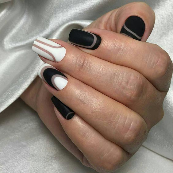 матовый белый и черный лак с естественным пространством на ногтях