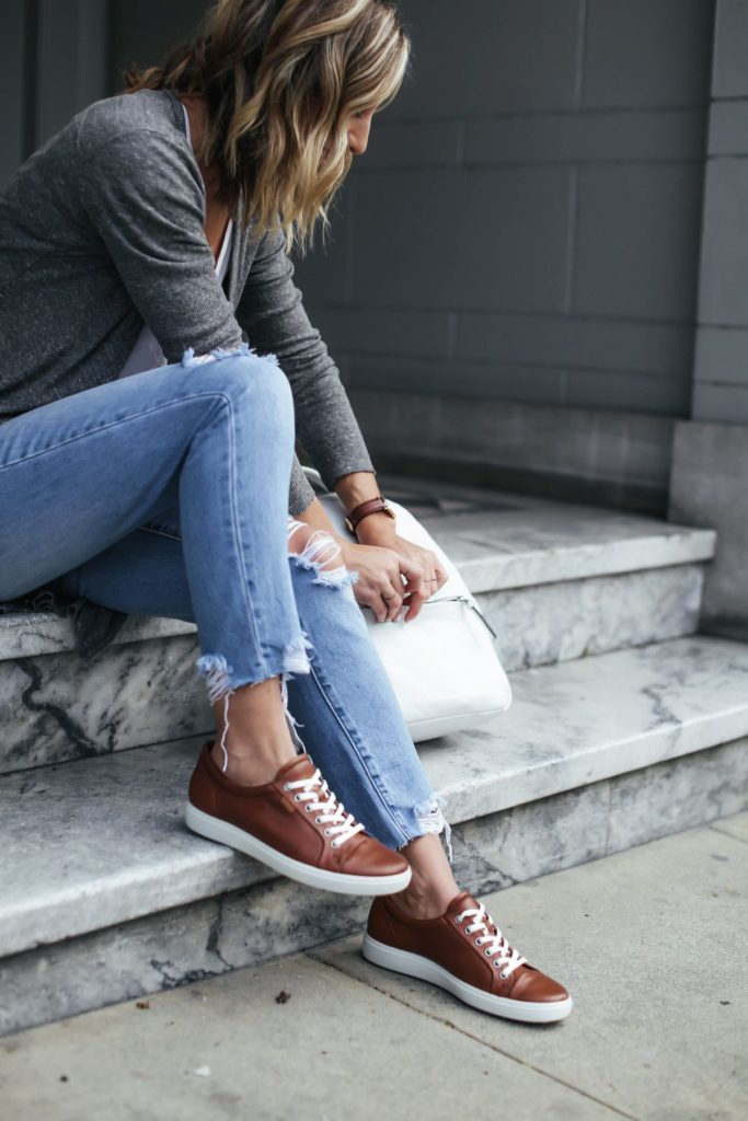 коричневые кроссовки с джинсами