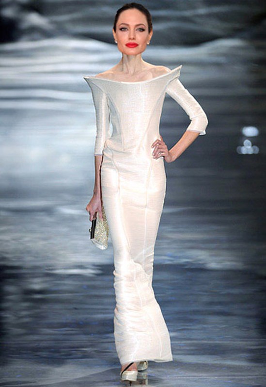 Свадебное платье Анджелины Джоли с глубоким вырезом от Giorgio Armani Prive