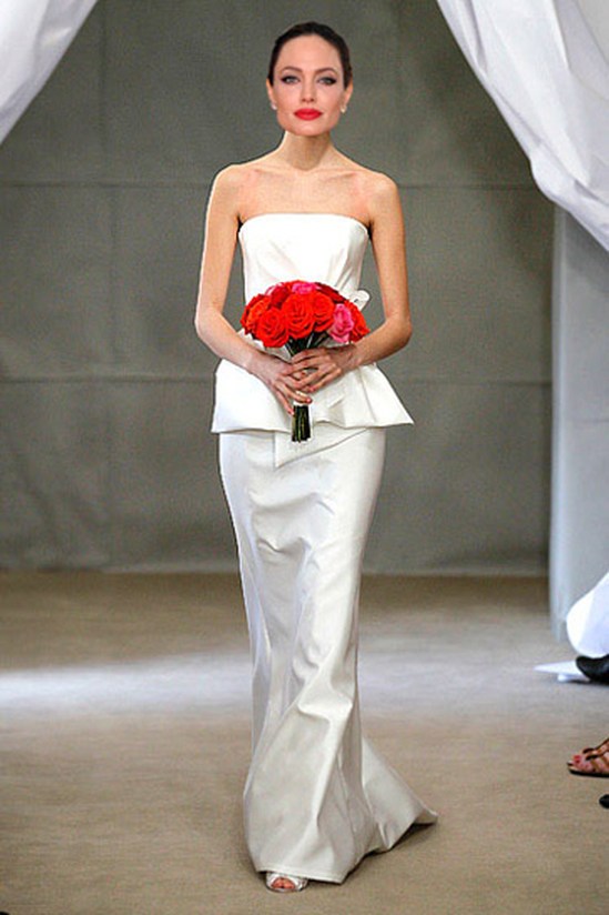 Свадебное платье Анджелины Джоли с открытыми плечами от Carolina Herrera