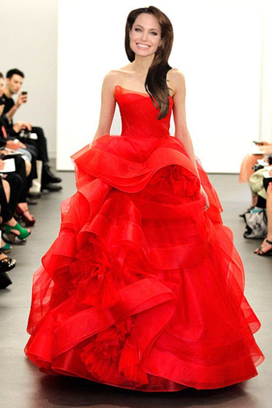 Свадебное платье Анджелины Джоли ярко-красного цвета от Vera Wang