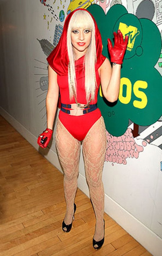 Этот костюм Леди Гаги называется "Красная шапочка"