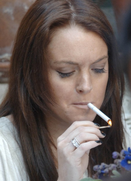 Курящие знаменитости: Линдси Лохан