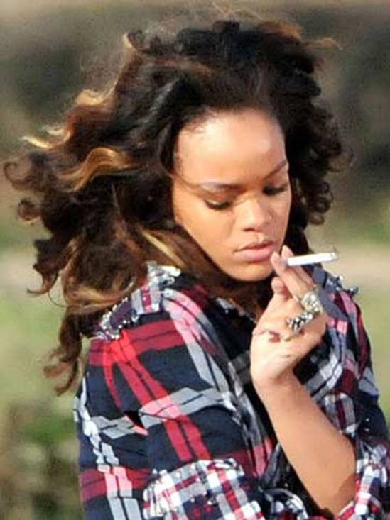 Курящие знаменитости: Рианна