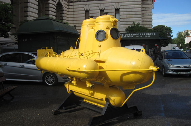 Подводная лодка Жака Ива Кусто в Монако у океанографического музея