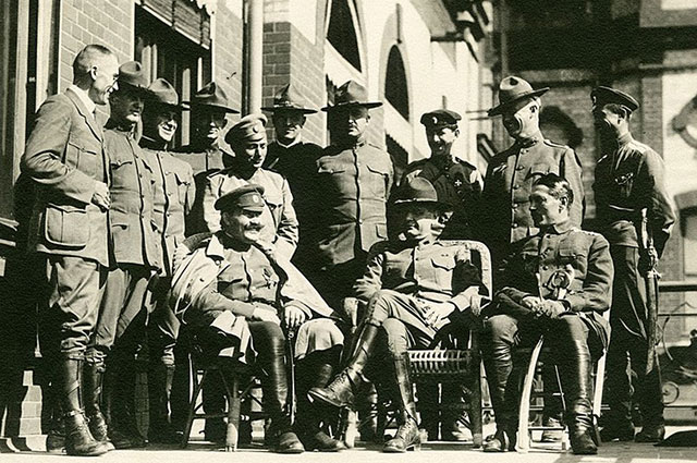 Атаман Семёнов (слева), генерал Грейвс и другие представители американской миссии. Владивосток, 1918 г.