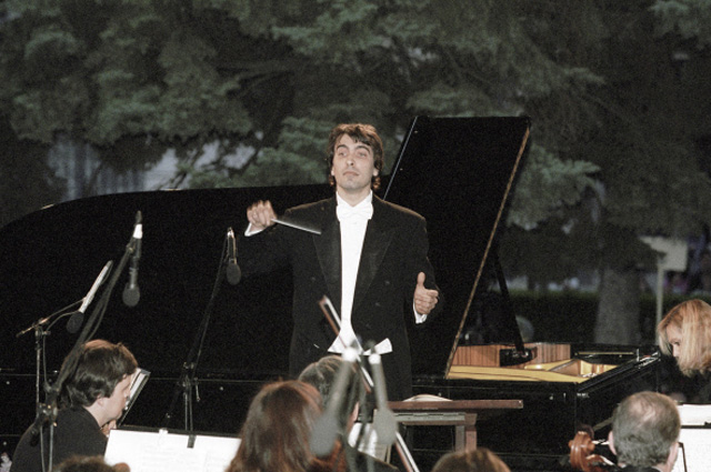 Карло Понти-младший дирижирует Российским национальным оркестром на открытом фестивале искусств Черешневый лес . 2003 год