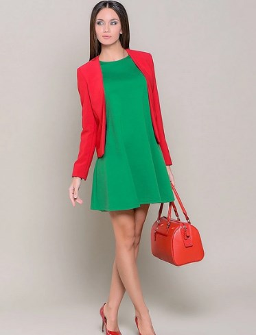 Зеленое платье с красной сумкой