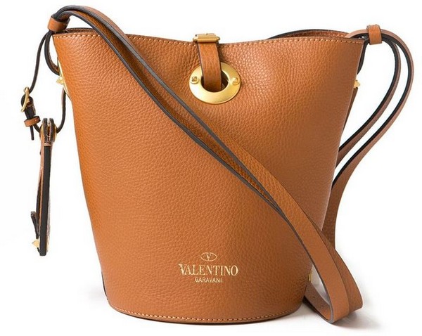 Светло-коричневая кожаная сумка-мешок от Valentino Garavani