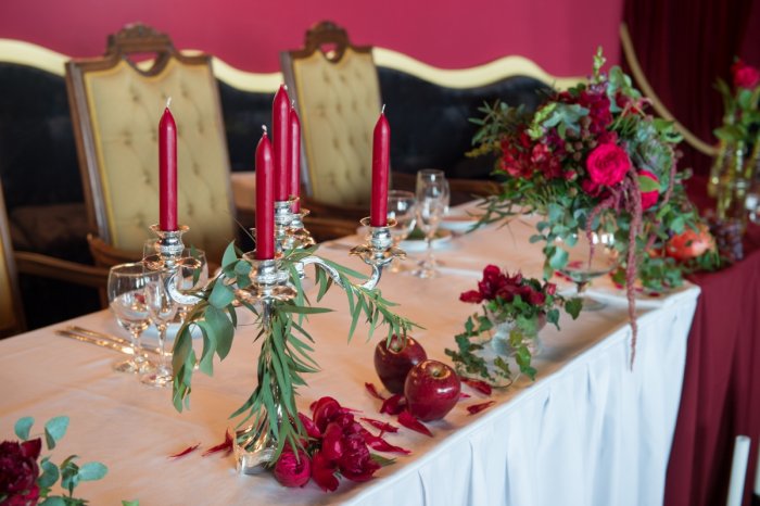 Свечи для украшения свадебного стола в цвете марсала