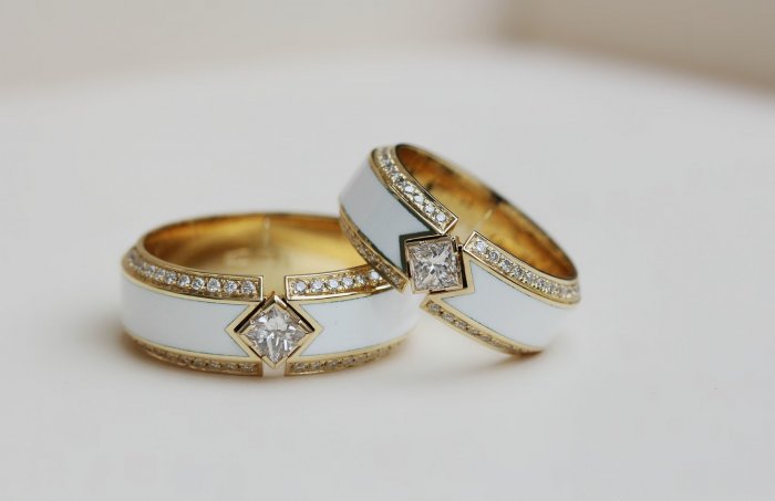 Обручальные кольца с эмалью