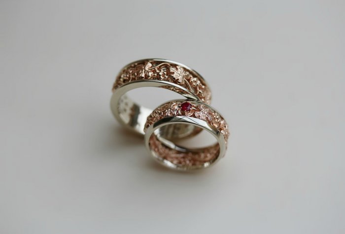 Обручальные кольца с камнями
