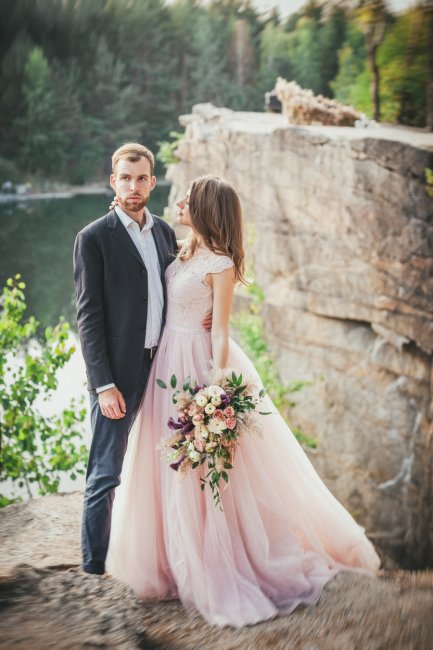 Нежно-розовое свадебное платье