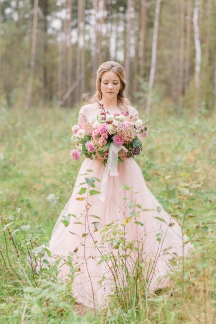 Светло-розовое платье невесты
