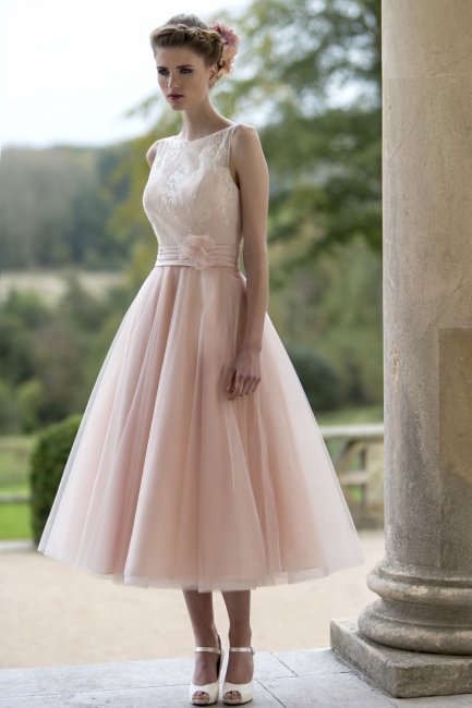 Нежно-розовое свадебное платье чайной длины