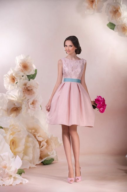Короткое розовое свадебное платье