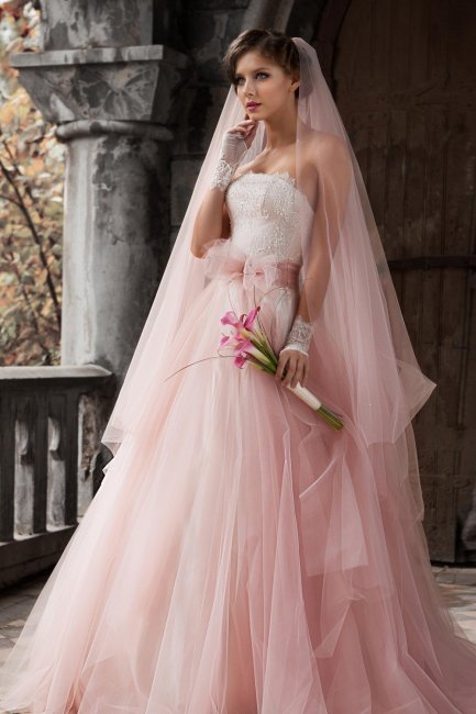 Прическа и макияж невесты в розовом платье