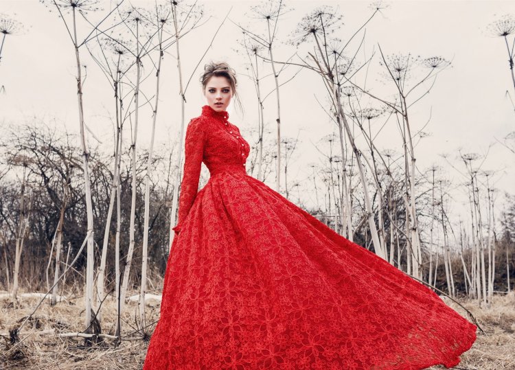 Красное свадебное платье для зимней свадьбы