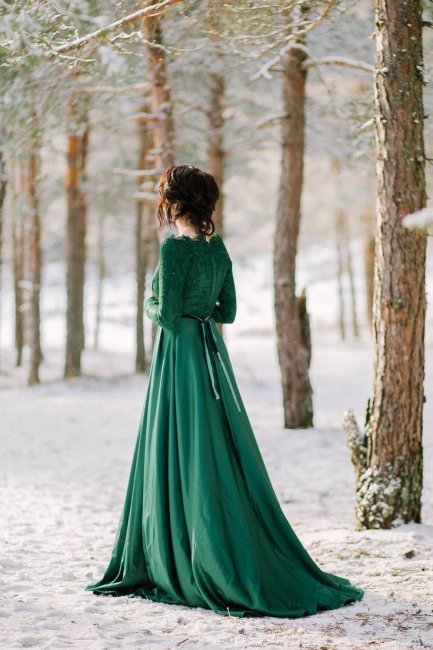 Свадебное платье изумрудного цвета для зимы