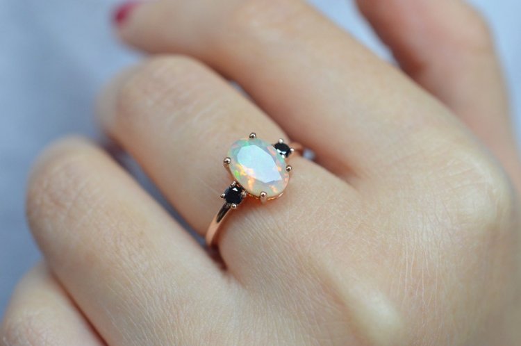 Обручальные кольца 2019 с цветными камнями