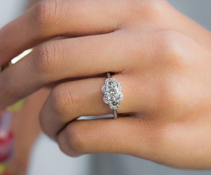 Обручальные кольца с цветочными мотивами