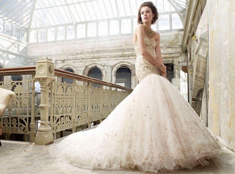 Блестящее свадебное платье необычного фасона