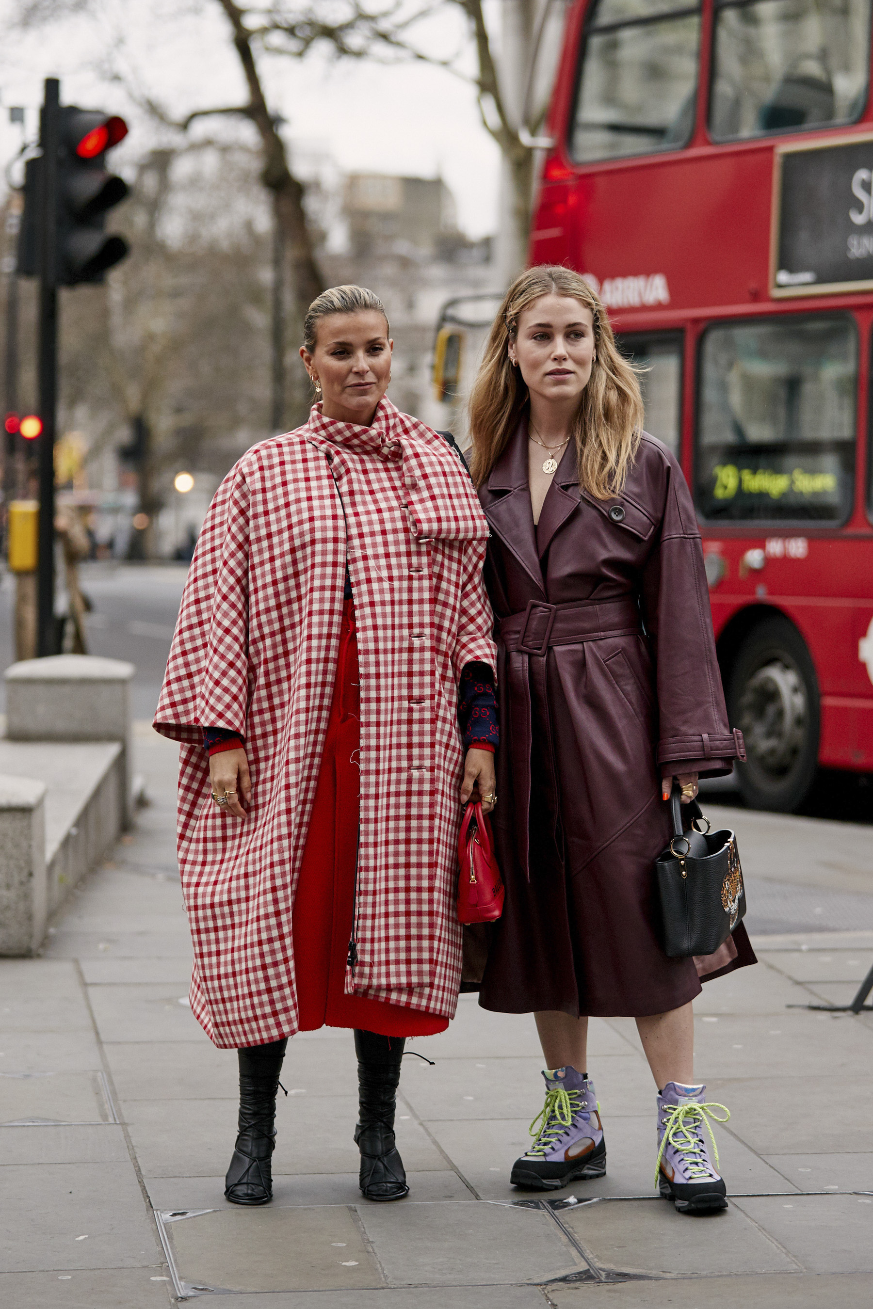 London fashion. Стрит стайл Лондон 2020. Уличная мода Лондон. Уличная мода Британии. Уличная мода в Англии 2020.