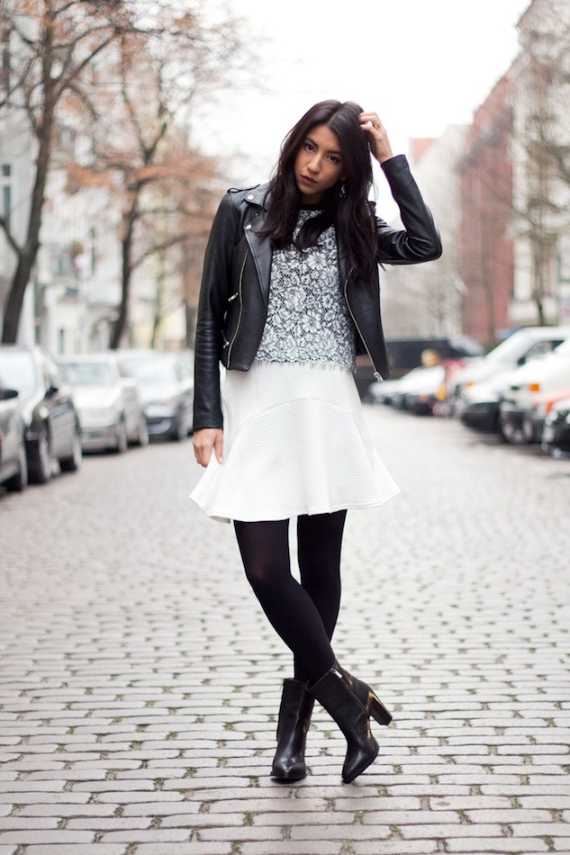 Белая юбка, черные колготы и короткая куртка - вариант для теплой зимы