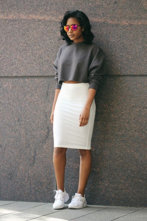 Узкая белая юбка и короткий серый свитер