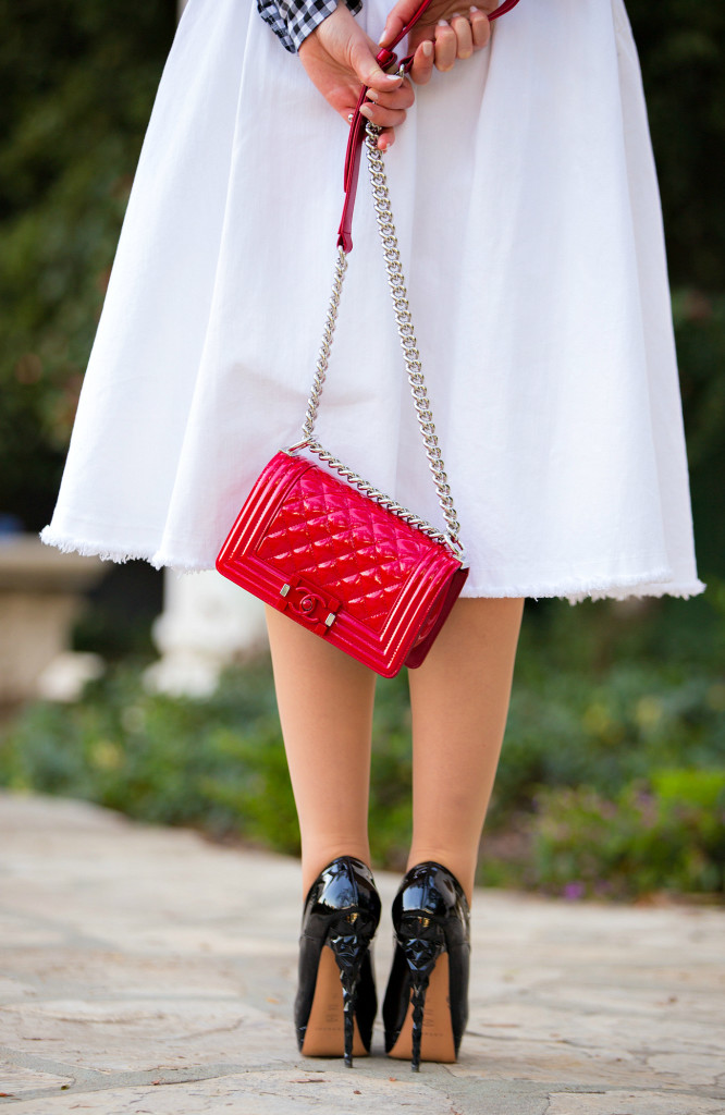 Белая юбка, красная сумка и черные туфли - неплохой ансамбль