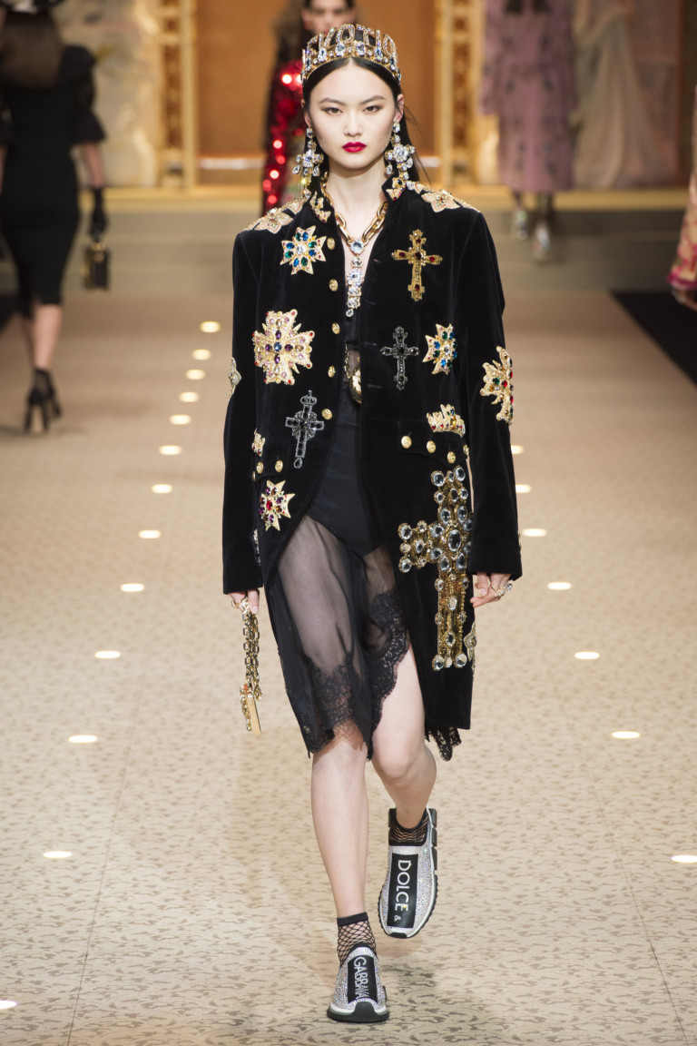 Пальто с крестами из коллекции Dolce & Gabbana
