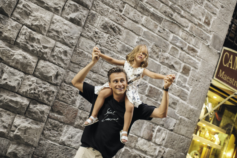 Александр Скичко держит дочь на руках