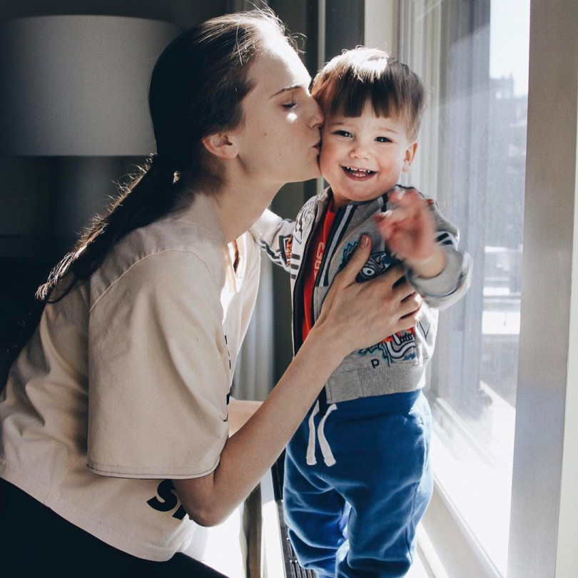 Алла Костромичева целует сына