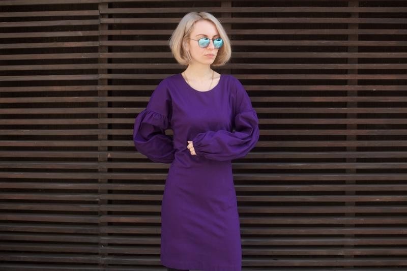 фиолетовое платье с широкими рукавами 