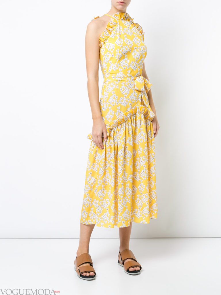 Модные цвета весна лето 2020 года: желтое платье с принтом и оборками