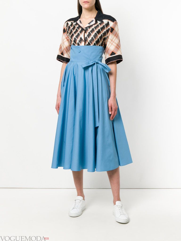 Модные цвета лето 2020: голубая юбка клеш и блузка с принтом