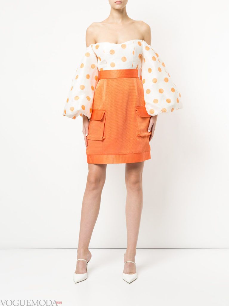Модные цвета весна 2020: оранжевая юбка тюльпан и белая блузка с принтом