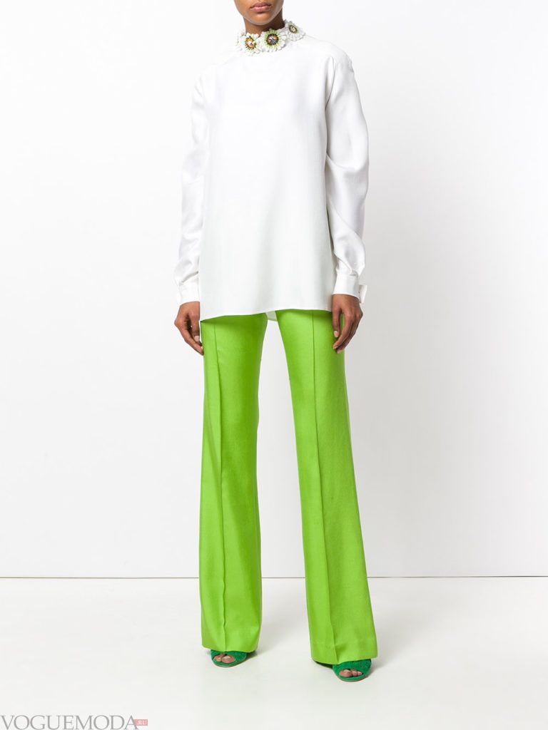 Модные цвета весна 2020: белая блузка и брюки цвета лайм