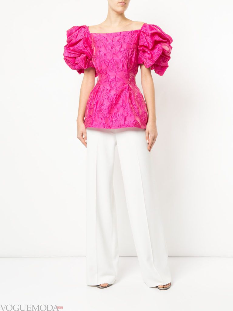 Модные цвета весна лето 2020: белые брюки и розовая блузка