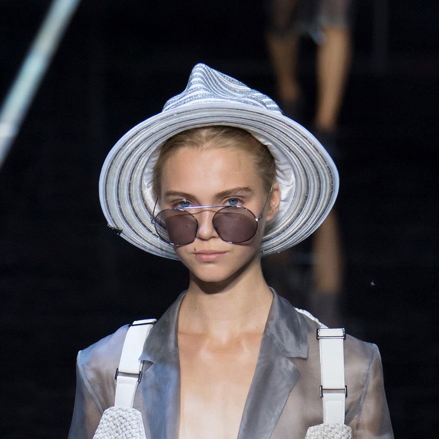 Модные женские головные уборы 2019 года. Emporio Armani