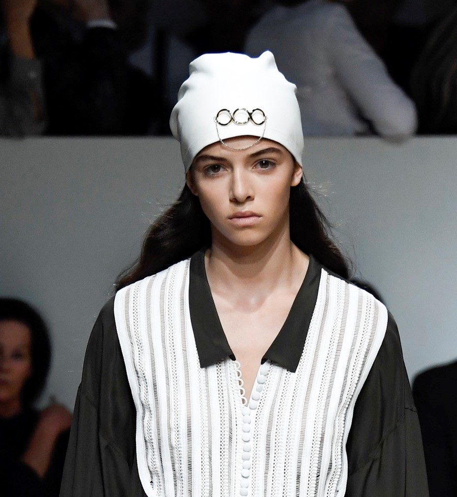 Модные женские головные уборы 2019 года. JW Anderson