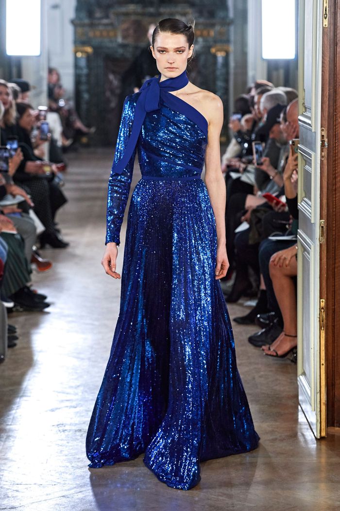 Синее блестящее платье Elie Saab