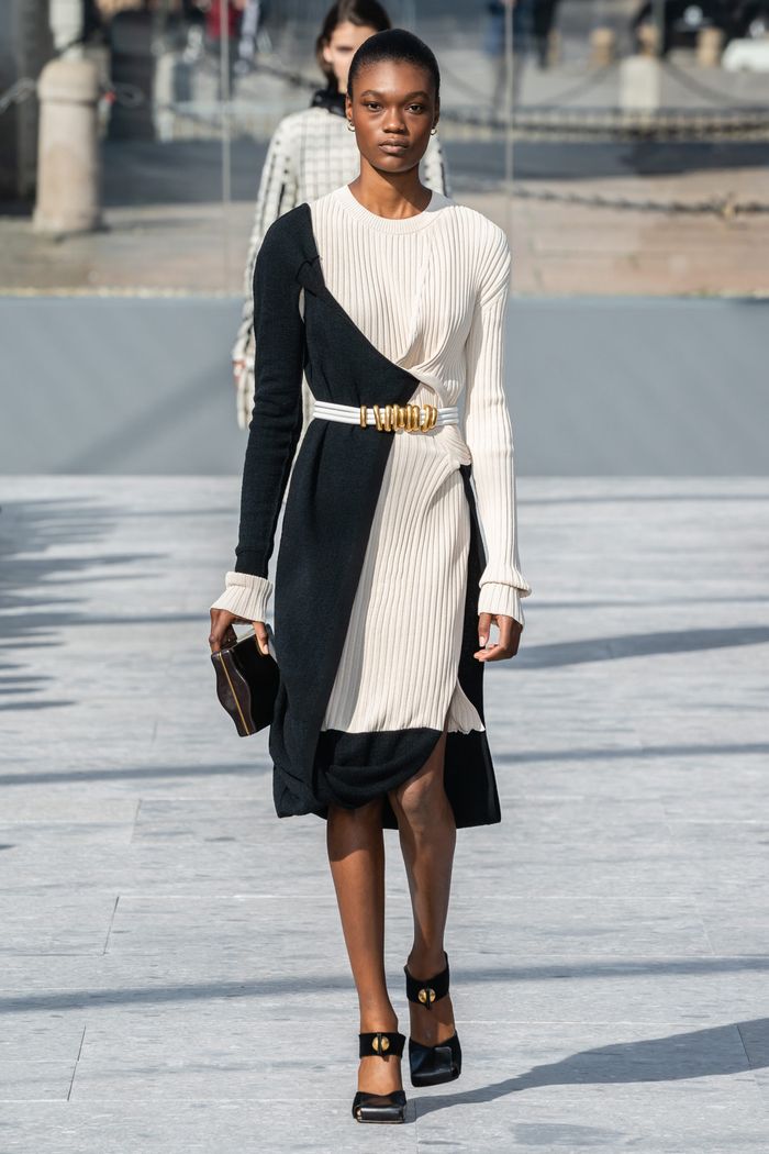 Модное черно-белое платье Bottega Veneta